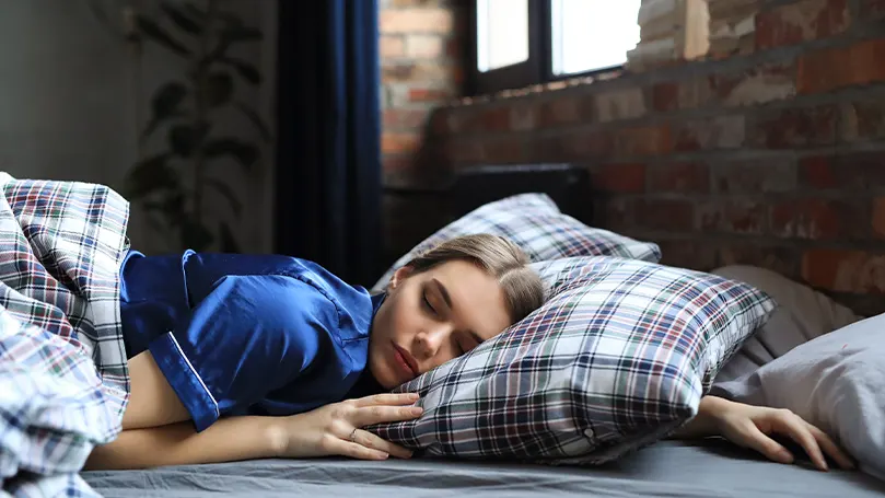 Una mujer durmiendo de lado