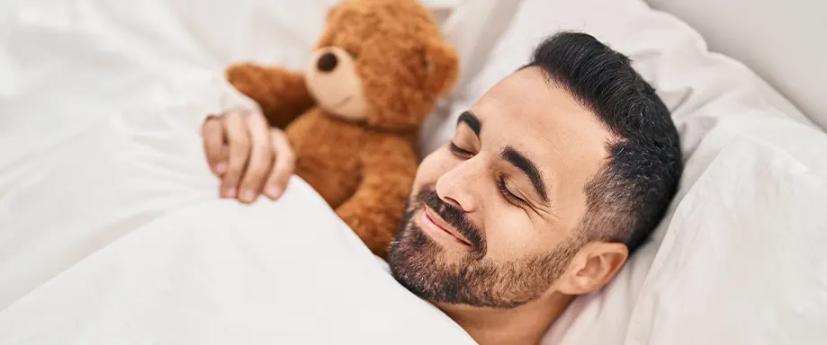 Un hombre durmiendo sobre una almohada