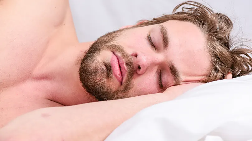 Imagen de un joven durmiendo en fase de sueño profundo.